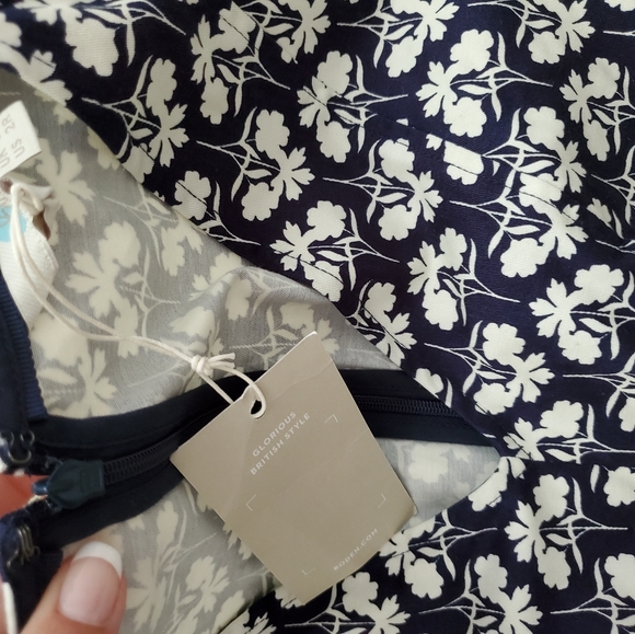 NWT Boden Navy and White Floral V-neck Pocket Dress sz2 - Picture 16 of 16
